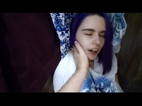 ❤️ 在壁櫥裡找到我姐姐並幫她射精 色情 在我們 ❌